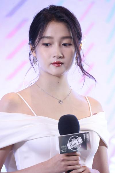 关晓彤现场漏香肩迷人生图照